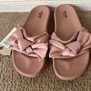 Cute blush pink slides sz. 8